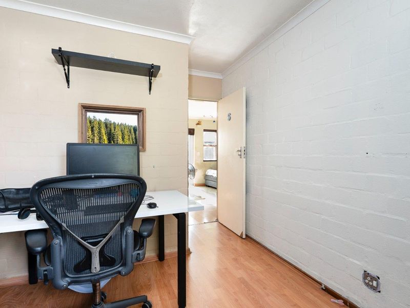 Beautiful 3 bedroom Duplex Apartment in Diep River R2 495 000.00 - Photo 10