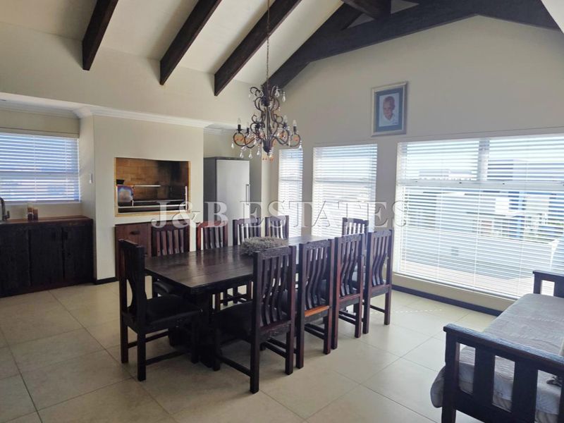 Upmarket 3-Bedroom House In Prime Area - Photo 2