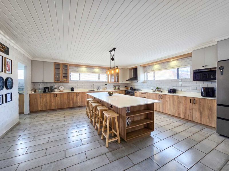 Spacious 6 bedroom family home with flatlet for sale in Stilbaai-Oos. - Photo 7