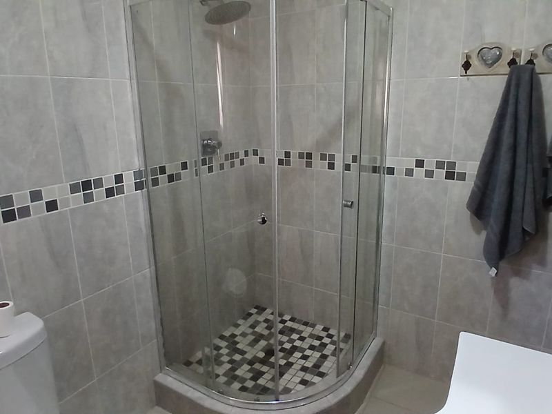 4 Bedroom family home to rent in Fichardtpark - Photo 10