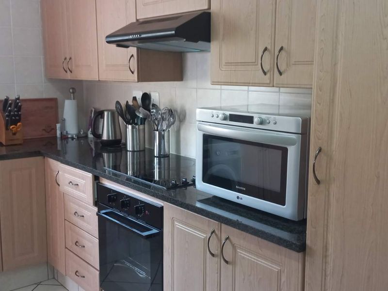 3 bedroom townhouse in sought after complex - Photo 5