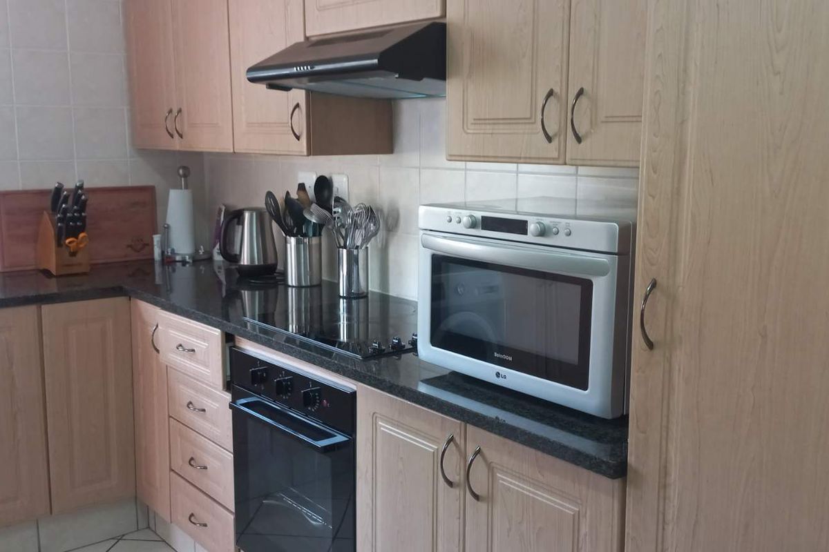 3 bedroom townhouse in sought after complex - Photo 5