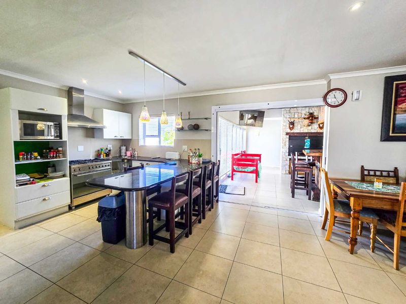 Modern family home for sale in Stilbaai-Wes. - Photo 9