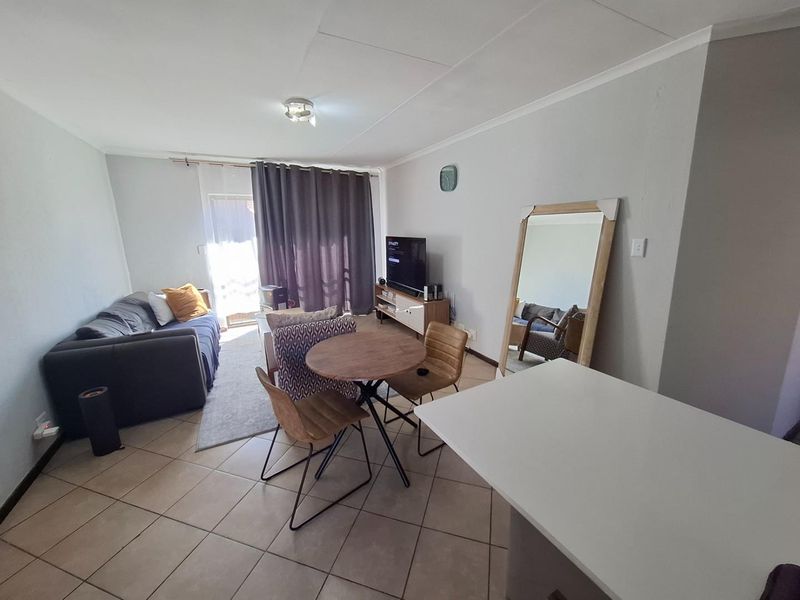 Move in ready 2 bedroom townhouse in secure complex - Photo 5