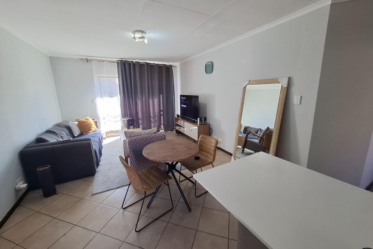 Move in ready 2 bedroom townhouse in secure complex - Photo 5