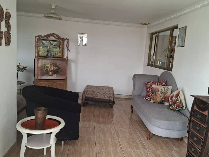 3 Bedroom Home with 2 Flats - Photo 2