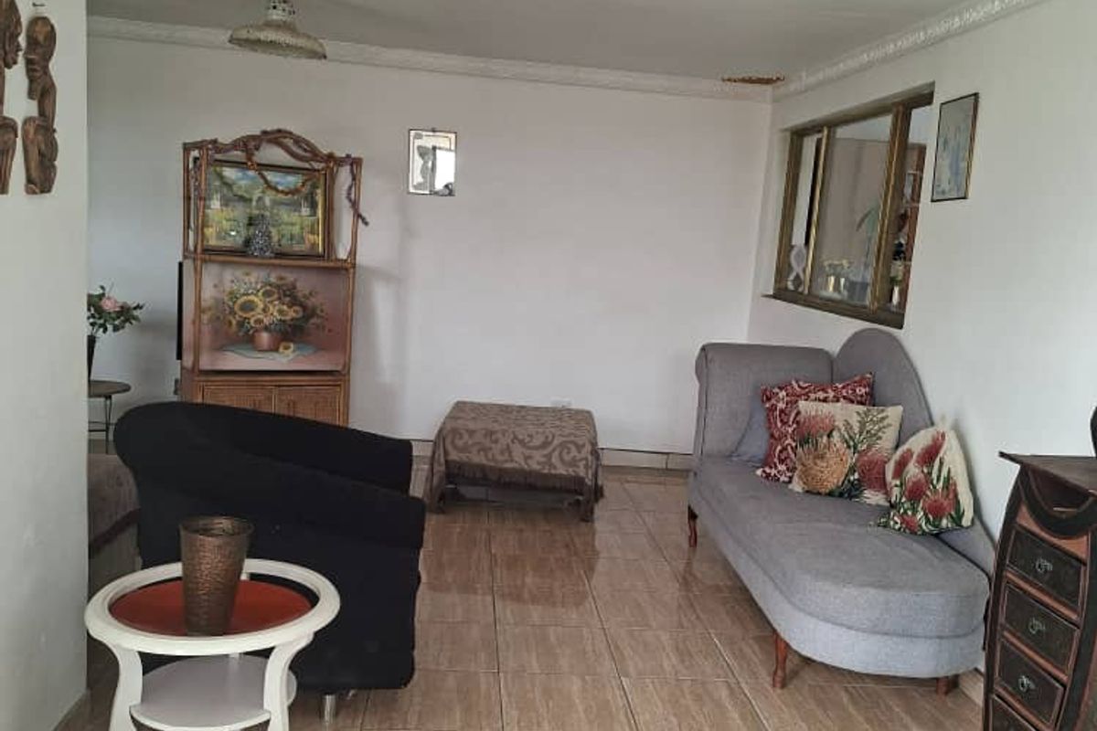 3 Bedroom Home with 2 Flats - Photo 2