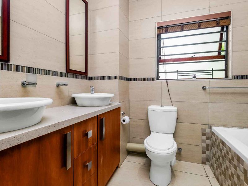 STYLISH AND CLASSY - TRIPLE STOREY UNIT, IN A QUIET POSITION OFFERING PLENTY OF SPACE. - Photo 10