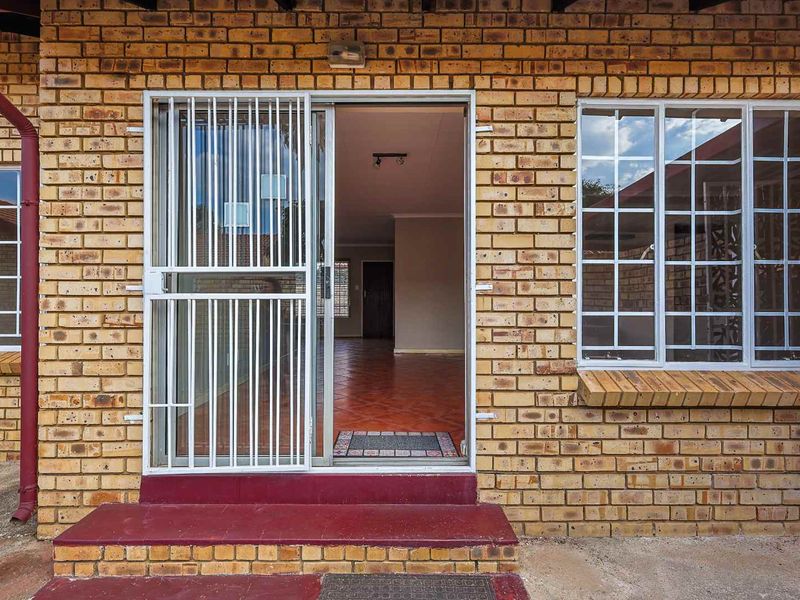 Spacious 2 Bedroom Townhouse with Large Private Garden in Faerie Glen - Photo 3