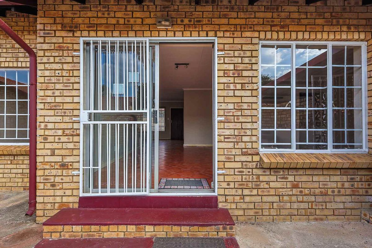 Spacious 2 Bedroom Townhouse with Large Private Garden in Faerie Glen - Photo 3