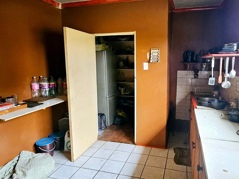 Handyman’s Special Home for Sale in Colchester - Photo 9