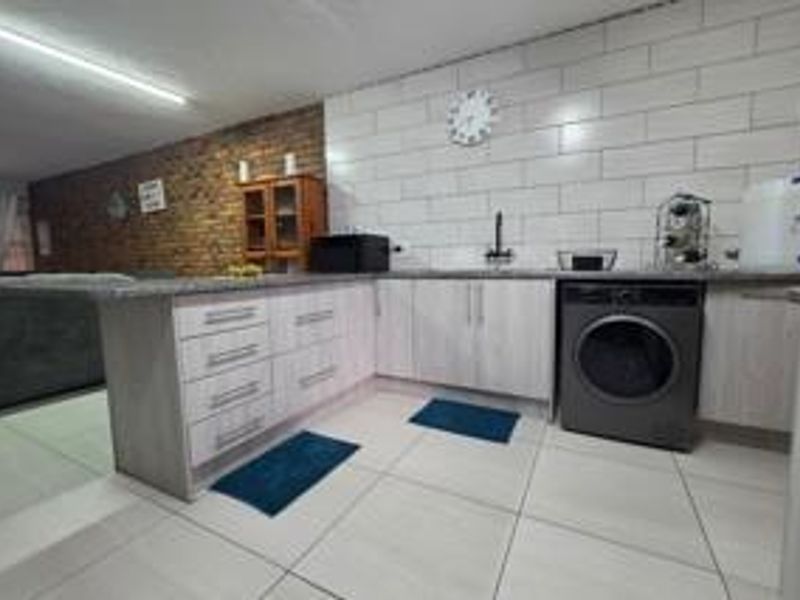 Modern 2 Bedroom Townhouse. - Photo 7