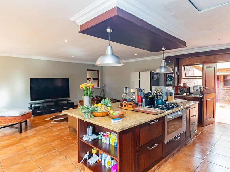 A sanctuary home in the heart of Ruimsig - Photo 3