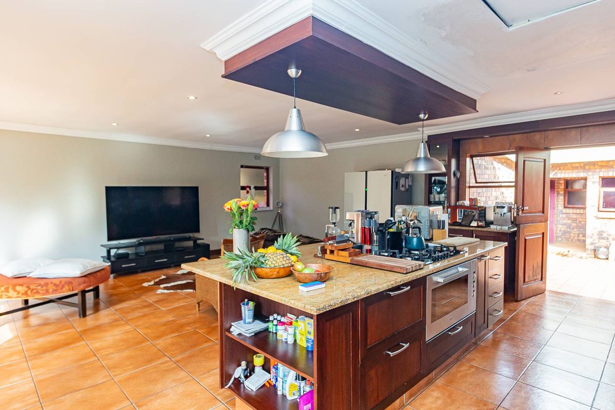 A sanctuary home in the heart of Ruimsig - Photo 3