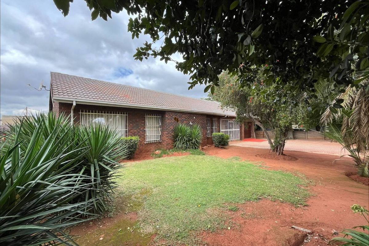 Spacious 3 Bedroom Family Home with Pool & Entertainment Area - Photo 2