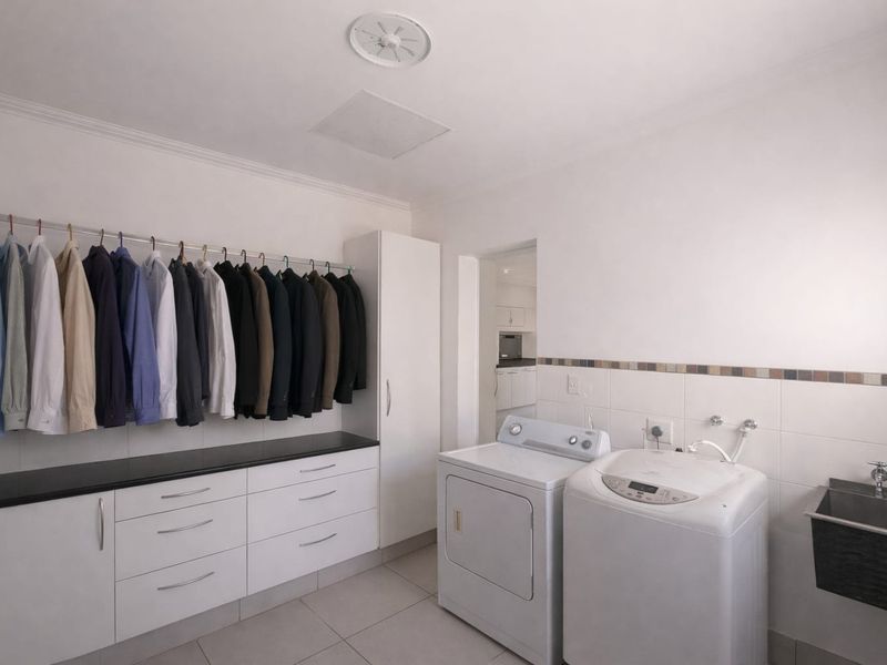 Versatile 7-Bedroom Property with 3 Living Areas, 2 Flats, Rondavel and Borehole - Photo 9