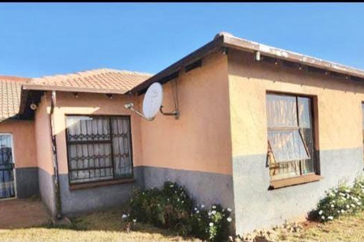 For Sale: Charming 3-Bedroom House with Flatlet, Automated Double Garage & Garden House - Photo 2
