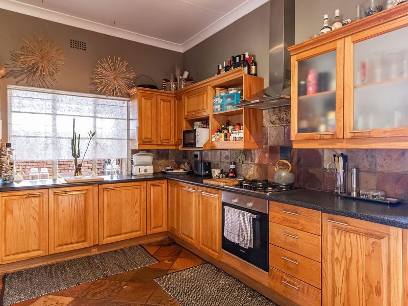 Charming Home: Classic Elegance Meets Modern Comfort! - Photo 10