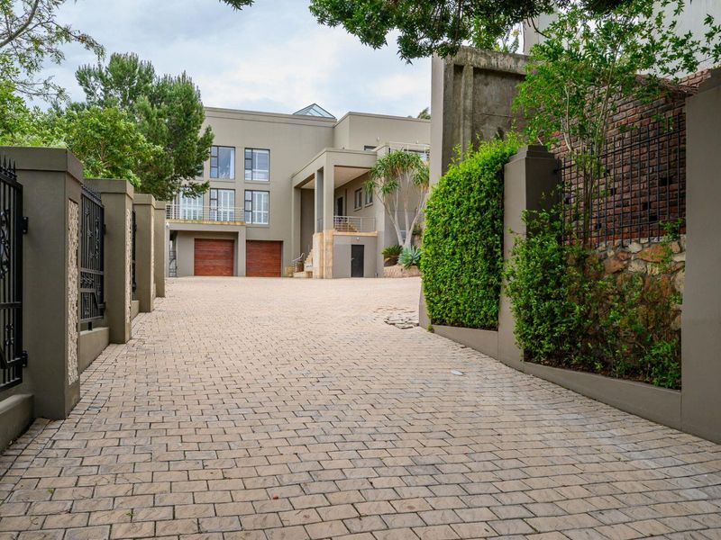 Stunning Upmarket Property in Mill Park with Breathtaking Views! - Photo 3