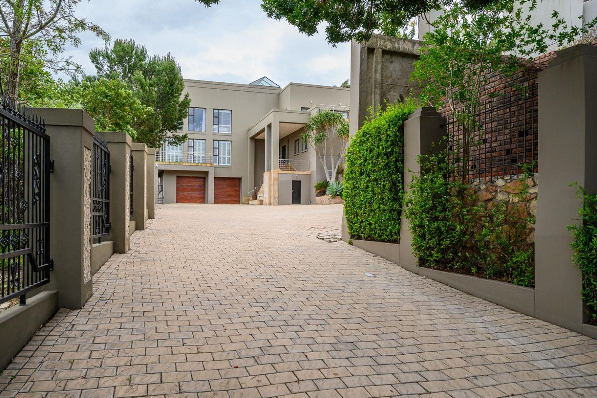 Stunning Upmarket Property in Mill Park with Breathtaking Views! - Photo 3
