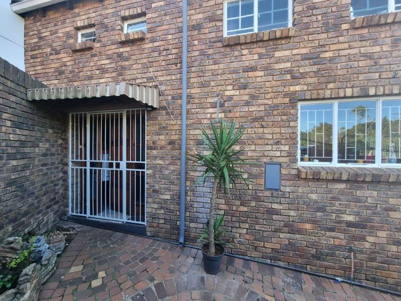 Excellent location for schools. Ideal investment. - Photo 3