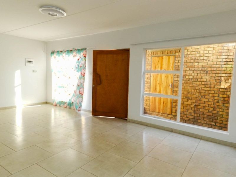 LOCK & GO Immaculate 3-Bedroom APPARTMENT in DERSLEY PARK - Photo 4