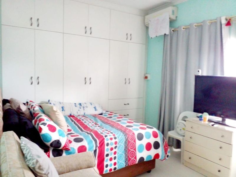 Your Spacious Escombe Home with Flatlet &amp; Huge Garden! - Photo 9