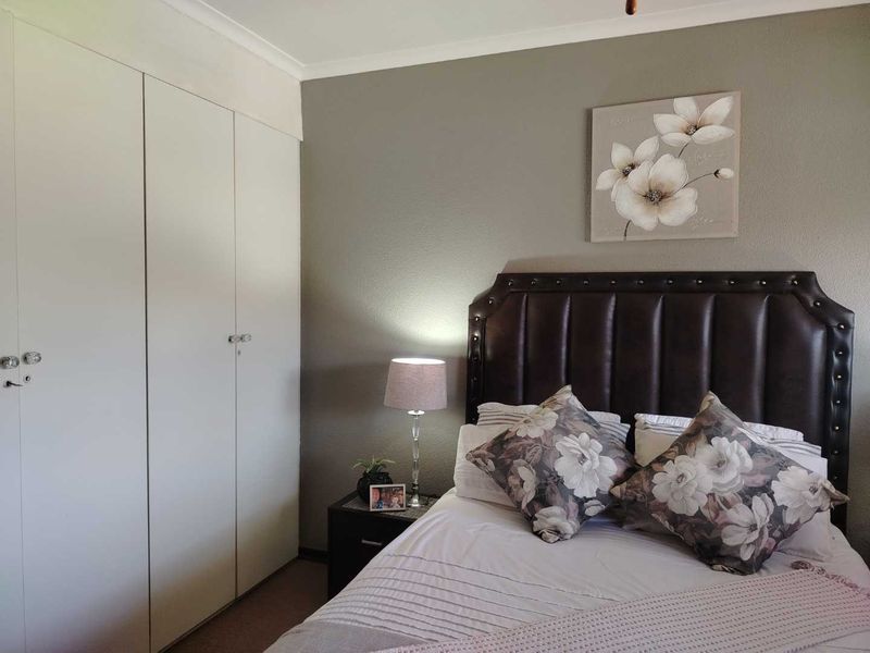 A SPACIOUS TOWNHOUSE - Photo 5