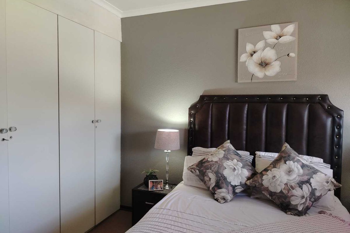 A SPACIOUS TOWNHOUSE - Photo 5