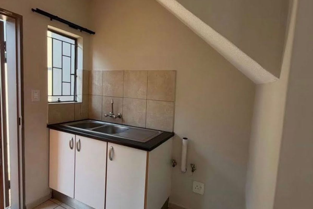 Lantana Court Gem: 2 Bedroom Townhouse at a Great Price - Photo 4