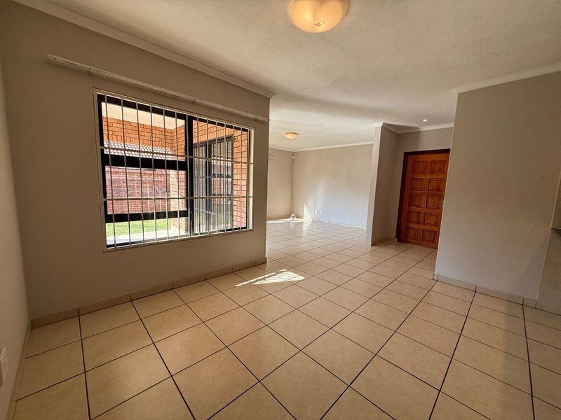 Perfect Lock-Up-and-Go Living in a Beautiful 3-Bedroom Simplex - Photo 9