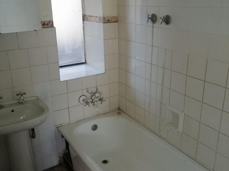 **Spacious Room Available for Rent in Prime Location** - Photo 8