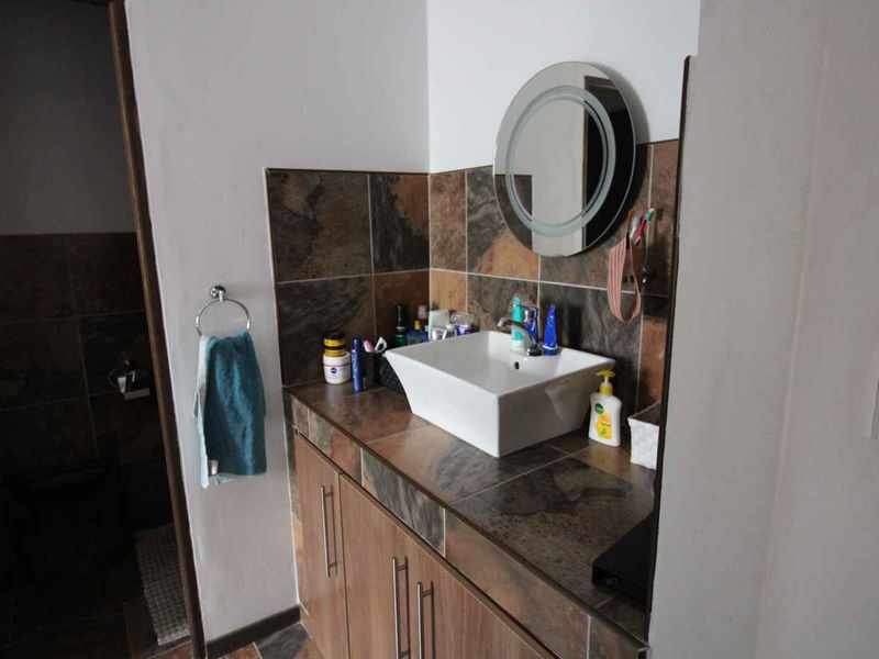 Sensational and Stylish open plan living close to schools. - Photo 9