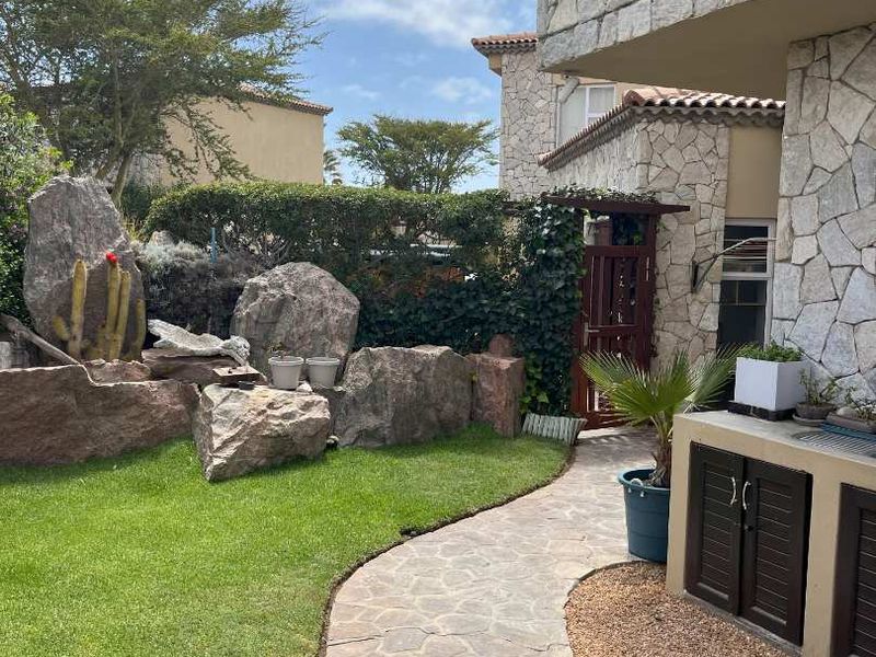 Large Townhouse with lush garden - Photo 3