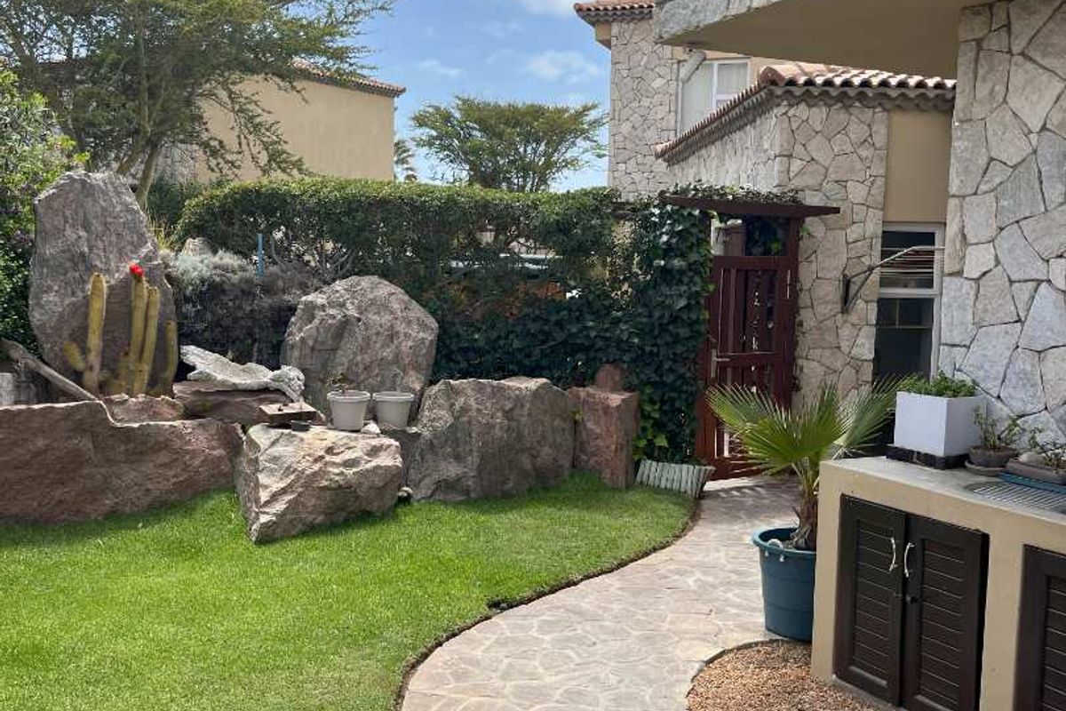 Large Townhouse with lush garden - Photo 3