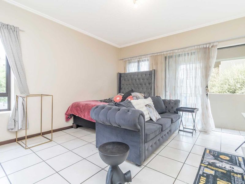 ☀️ Natural Light & Smart Layout - Photo 5