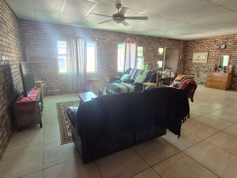 Warm, Rustic Uis-Brick Home With Huge Potential! - Photo 4