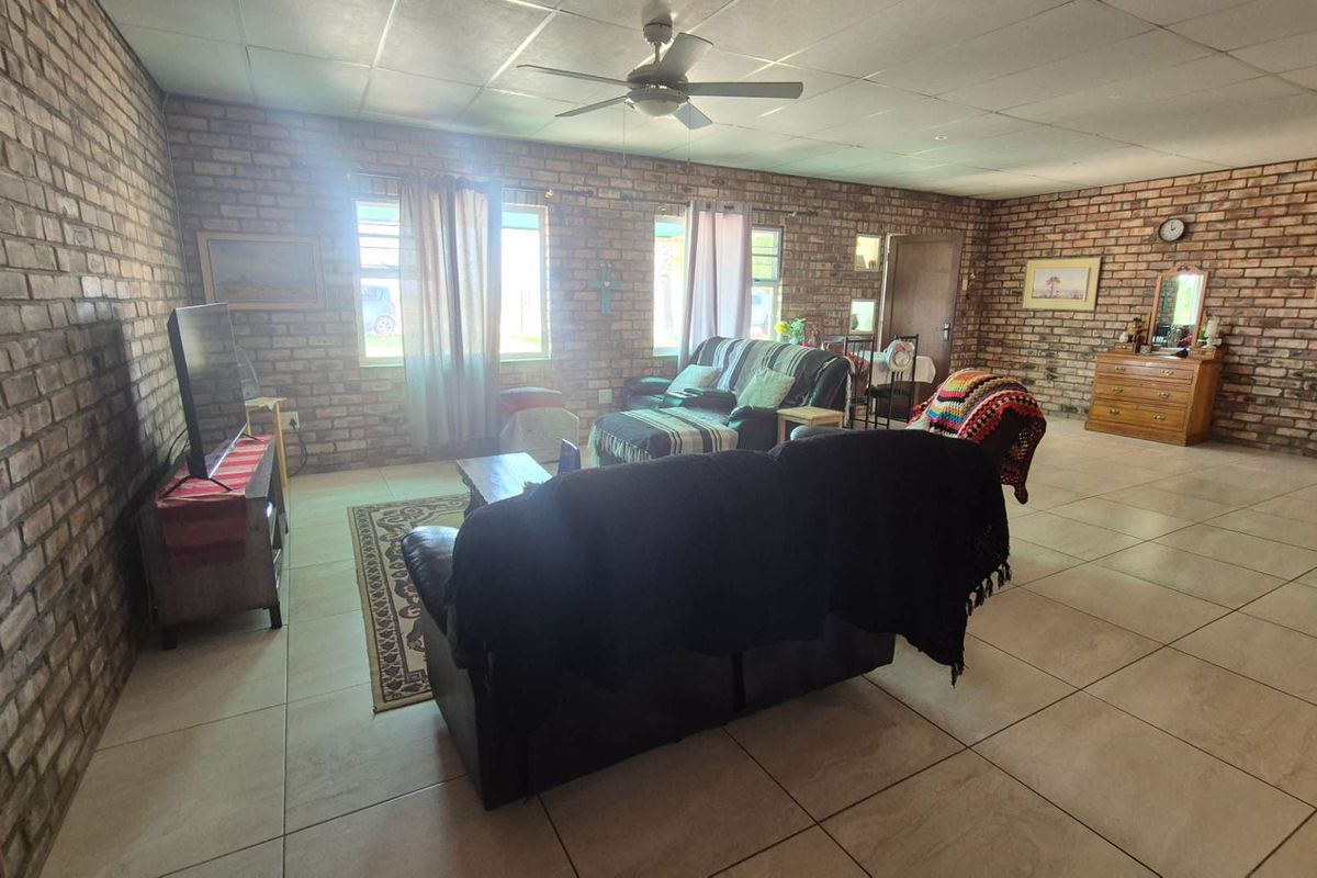 Warm, Rustic Uis-Brick Home With Huge Potential! - Photo 4