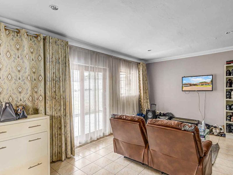 Spacious Family Home with Multiple Living Areas & Excellent Location in Kew - Photo 4