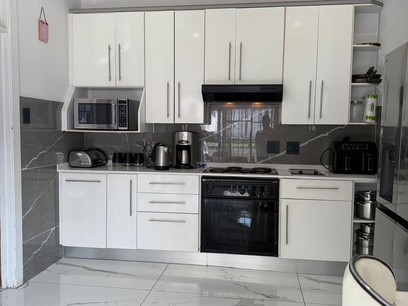 Lovely Home - Photo 5