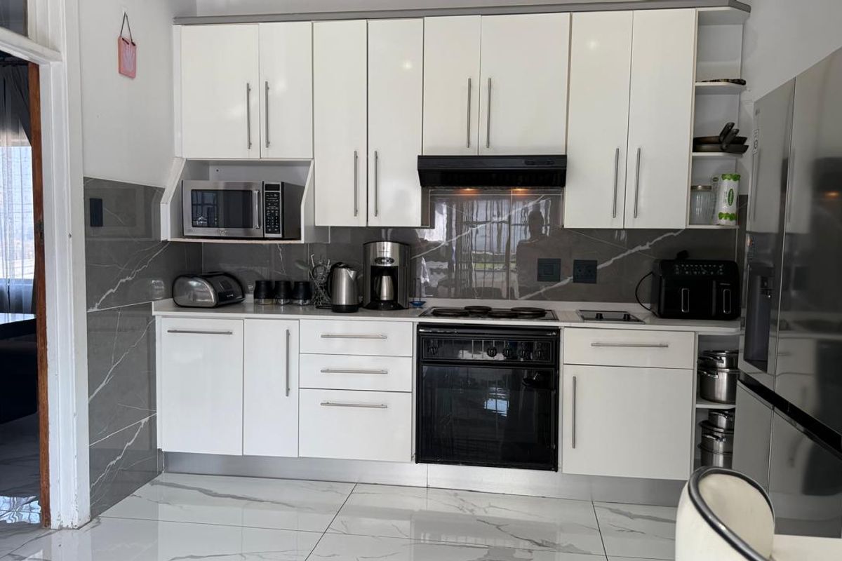 Lovely Home - Photo 5