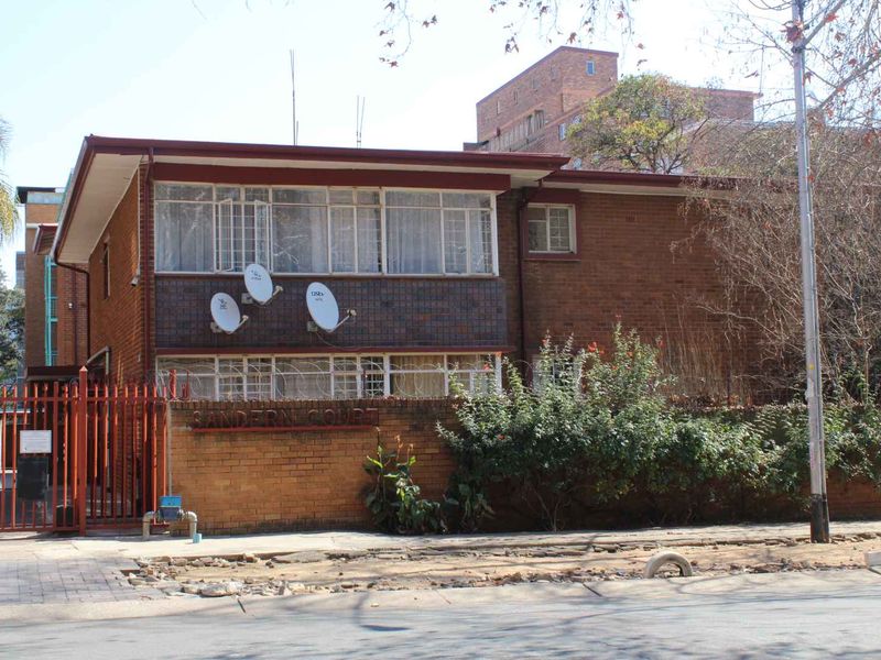 1.5-Bedroom Apartment at Sandern Court, - Photo 1