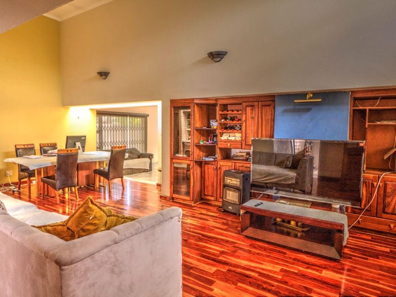 Luxury Family Living in Secure Glen Marais Estate - Photo 4