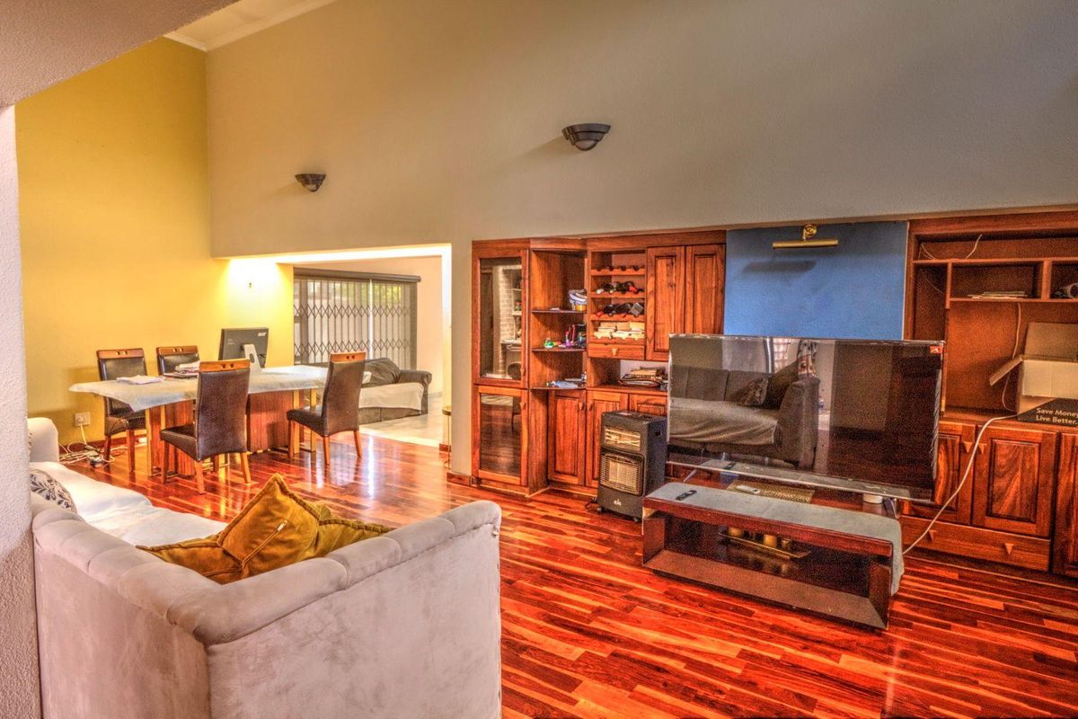 Luxury Family Living in Secure Glen Marais Estate - Photo 4