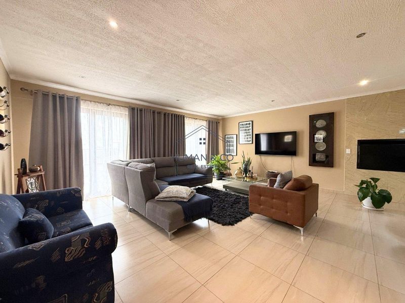 Modern Family Home in Fairway Estate - Photo 3