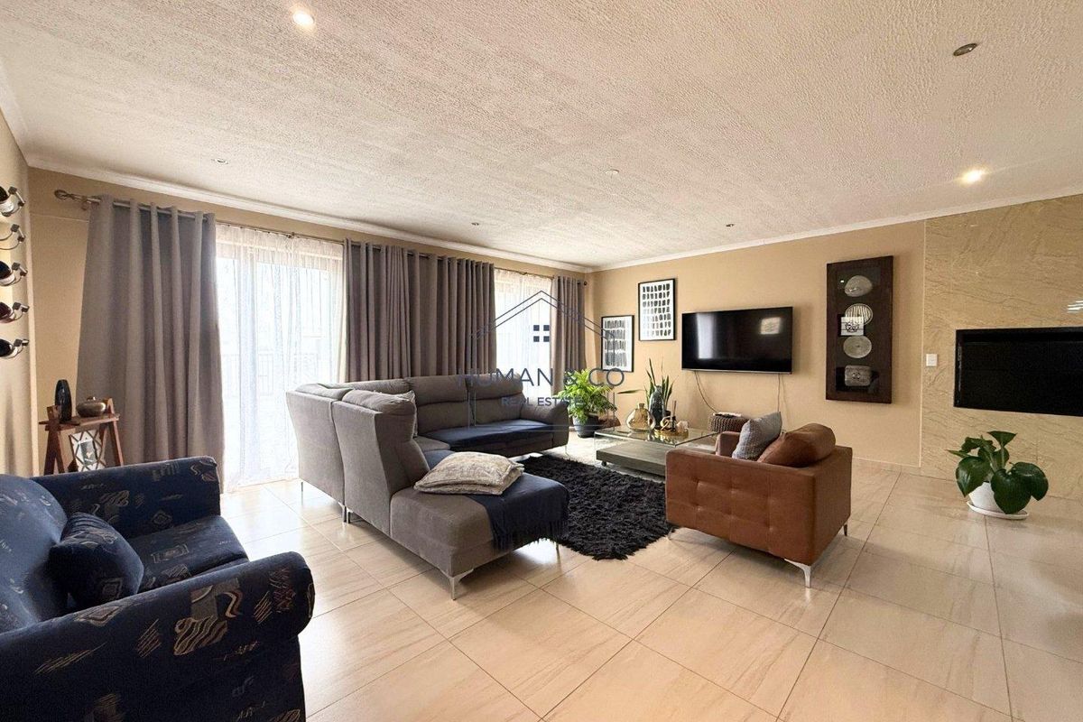 Modern Family Home in Fairway Estate - Photo 3