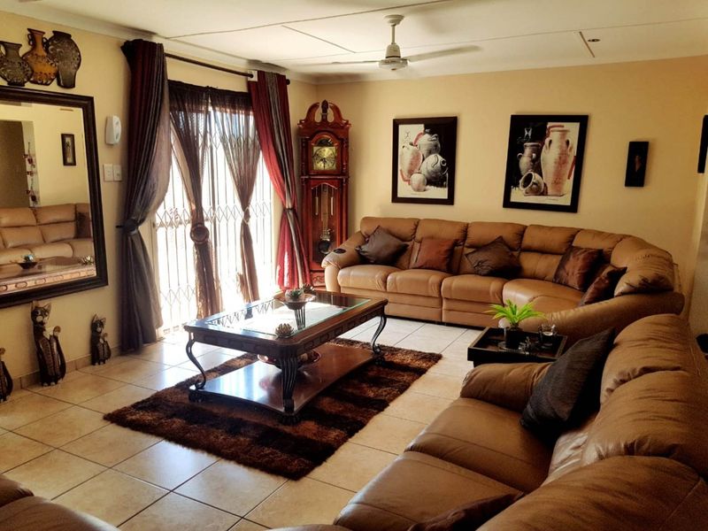 Spacious Six-Bedroom Family Home with Pool and Granny-Flat - Photo 5