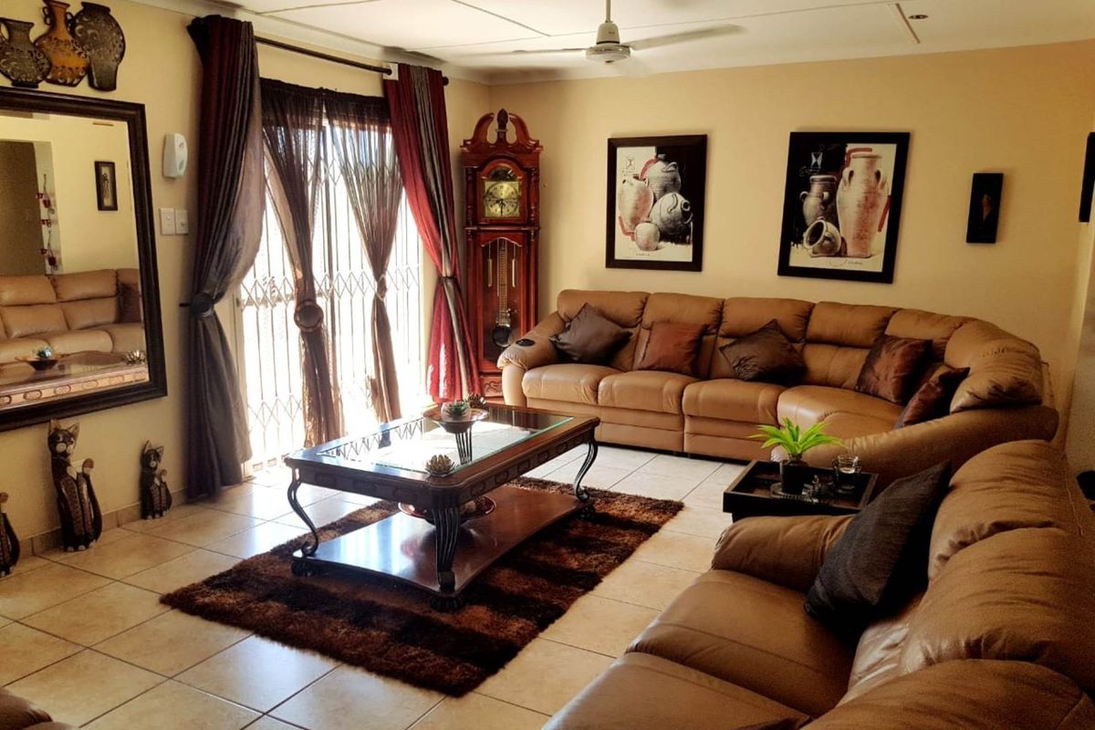Spacious Six-Bedroom Family Home with Pool and Granny-Flat - Photo 5