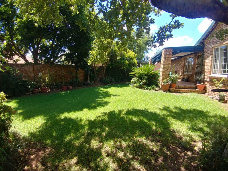 PERFECT 3 BED 2 BATH 2 GARAGE - Photo 3