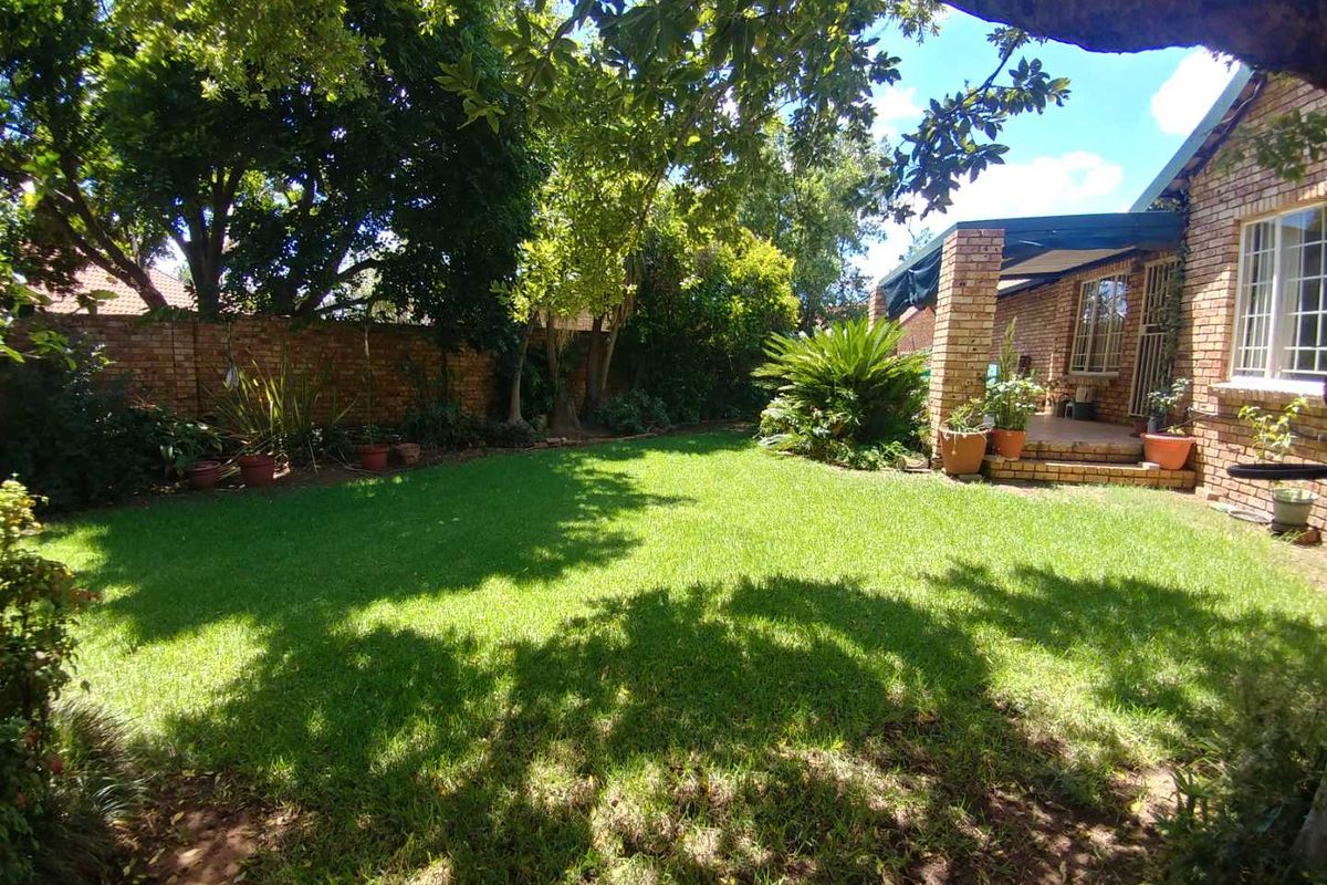 PERFECT 3 BED 2 BATH 2 GARAGE - Photo 3